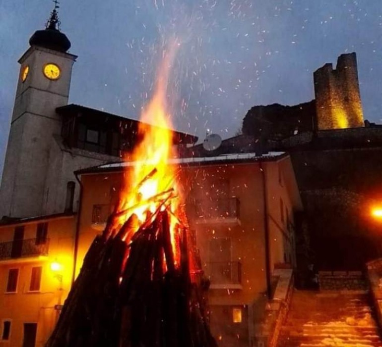 Alfedena capitale della celebrazione a Sant’Antonio Abate: domani si accendono 11enormi fuochi