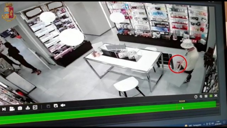 Furto in profumeria, due extracomunitari incastrati dalla videosorveglianza