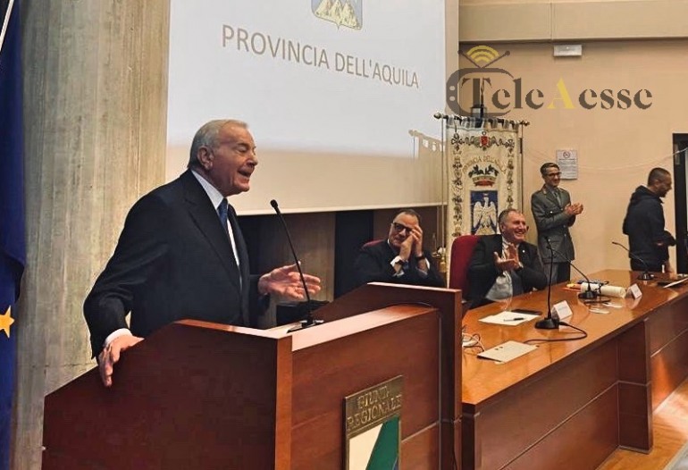 Gianni Letta riceve la benemerenza dalla Provincia dell’Aquila