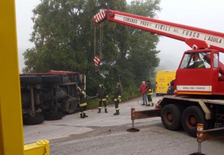 Castel di Sangro, si ribalta autoarticolato sulla ss 17: conducente illeso