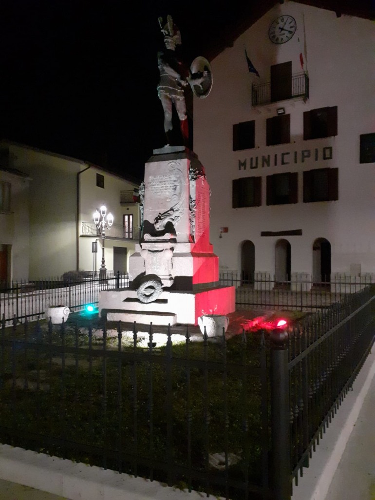 Pietrabbondante – Il Guerriero Sannita, simbolo del Molise, si illumina con il tricolore