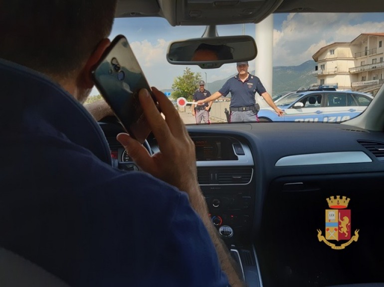 Guida con cellulare: controllo a tappeto della Polizia, operazione “Focus on the road”