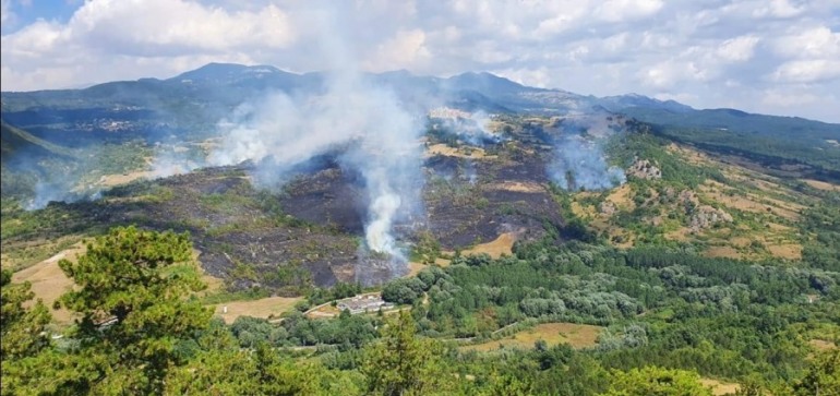 Incendio Castel di Sangro, circoscritte le fiamme dai Vigili del Fuoco e Protezione Civile