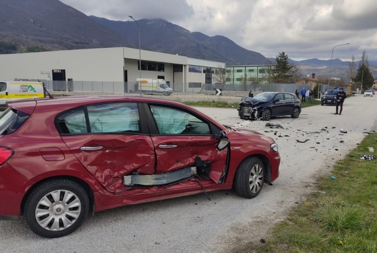 Incidente a Castel di Sangro dietro la zona industriale, feriti i conducenti