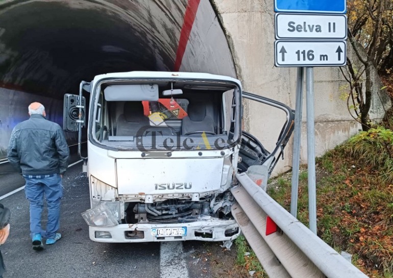 Incidente in galleria a Castel di Sangro, soccorso giovane automobilista