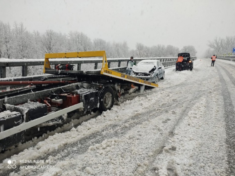 Perde il controllo dell’auto a causa della neve, illeso il conducente