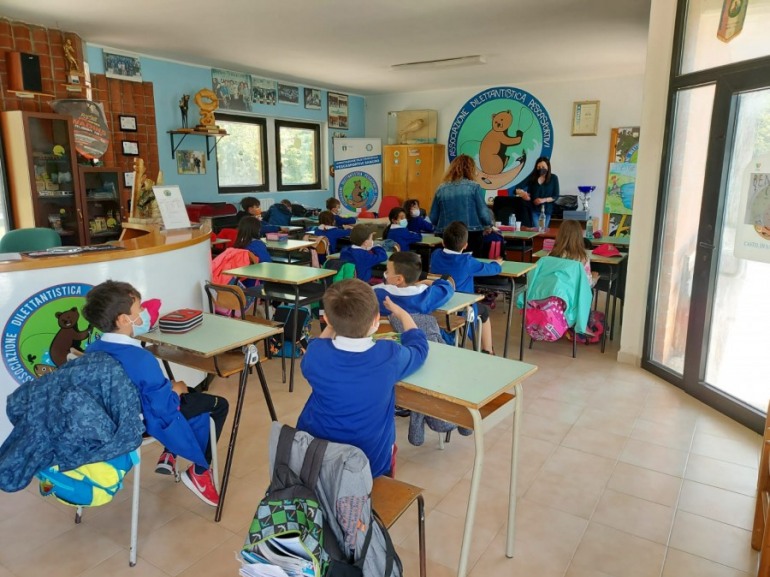 Scuola primaria Castel di Sangro, i bambini studiano in riva al laghetto della Pescasportivi Sangro