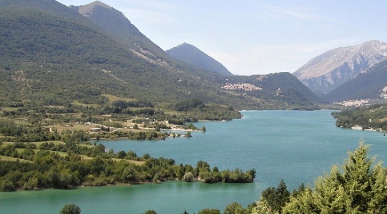 Il lago di Barrea supera gli esami dell’Arta: nel 2019 arriva la balneabilità