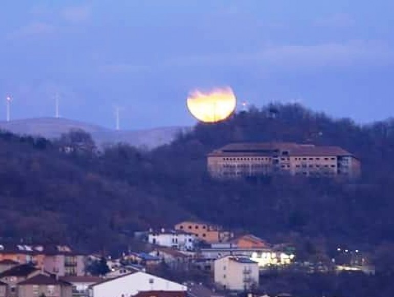 Telescopi e reflex in mano: domani c’è l’eclissi lunare