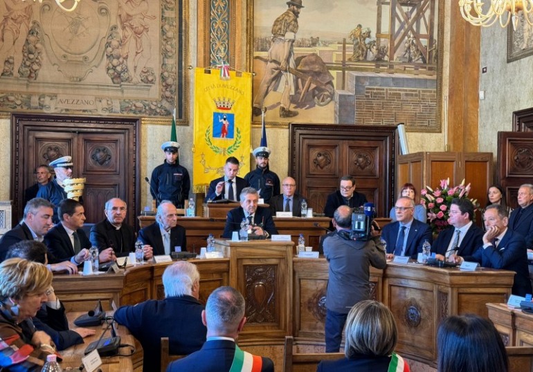 Mario Pescante è cittadino onorario di Avezzano: la città, tra gli applausi e i ricordi, abbraccia con orgoglio il figlio illustre