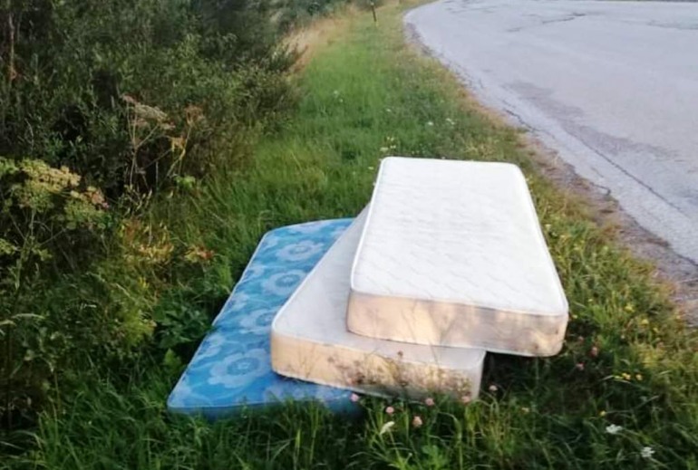 Capracotta, materassi abbandonati sulla strada: l’ira di Paglione