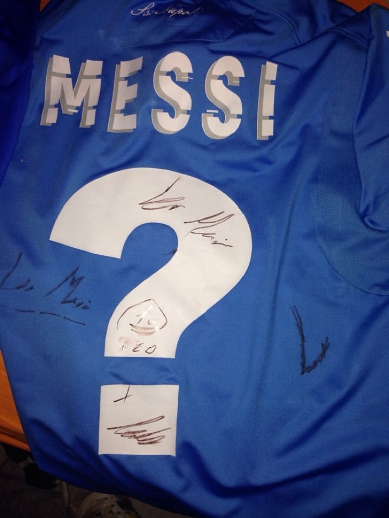 ‘Falco’ acchiappa Messi a Barcellona e si fa autografare 2 maglie: Il ricavato ai bambini affetti da cancro