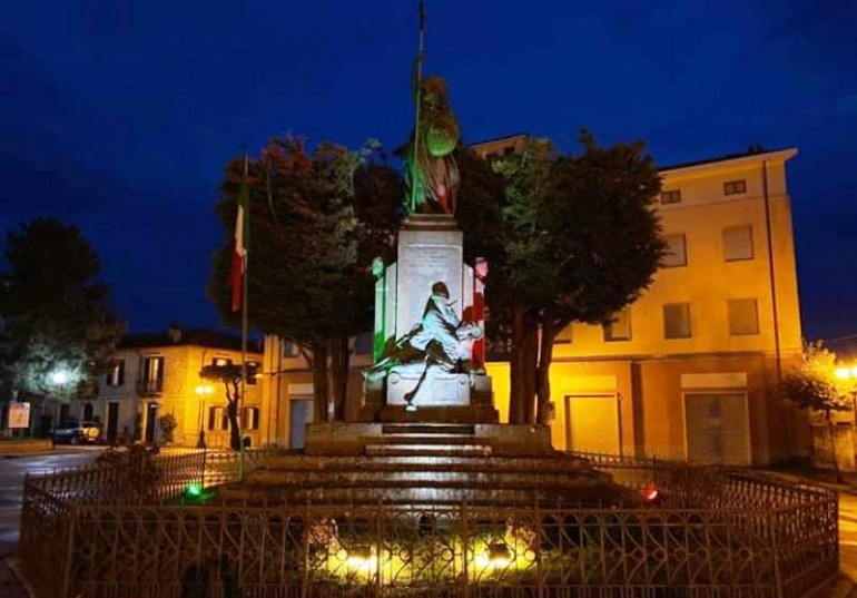 Coronavirus, Il monumento ai Caduti si illumina del Tricolore ad Agnone