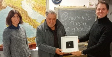 Franco Coccopalmeri entra nel Museo del Giocattolo con la sua creatura "Bàami"