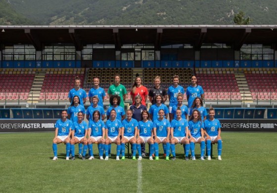 Foto ufficiale delle Azzurre con le nuove divise Puma nello Stadio Patini a Castel di Sangro