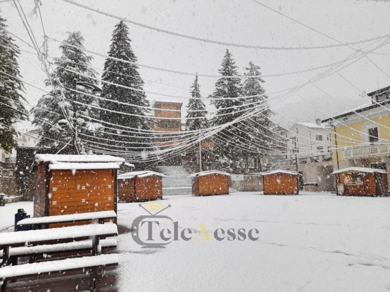 Neve a Roccaraso: la “Dama bianca” copre la città, si prepara la stagione sciistica invernale