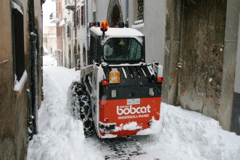 Arriva il freddo, via le fioriere dalle strade