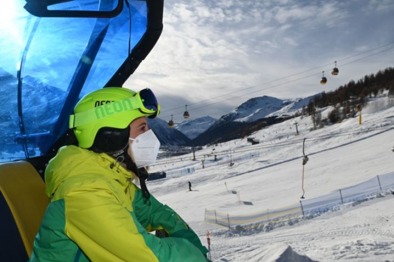 Nuove regole per sciare, mascherina Ffp2 per salire su cabinovie dal 10 gennaio