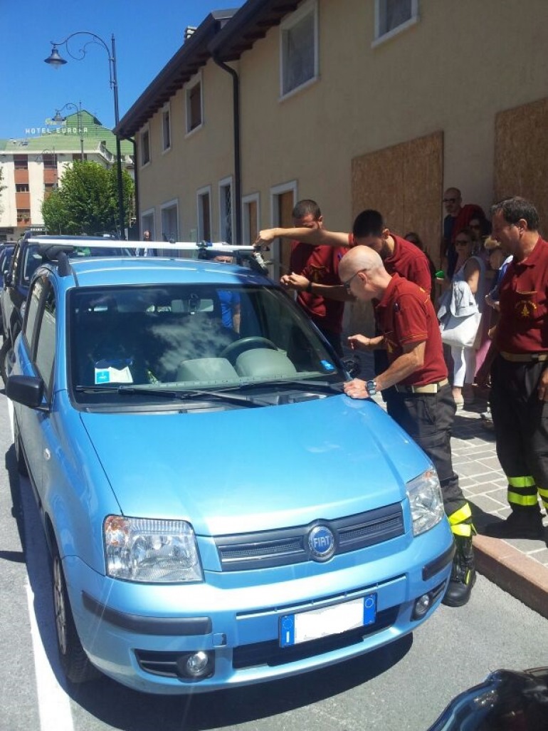 Vigili del Fuoco salvano la vita a due cani rimasti chiusi in automobile