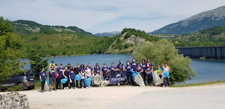 Plastic Free Alfedena, il Lago della Montagna Spaccata liberato dai rifiuti in plastica