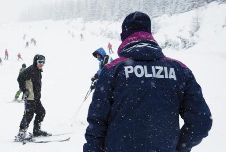 Monte Pratello, plauso di una sciatrice agli agenti della Polizia di Stato