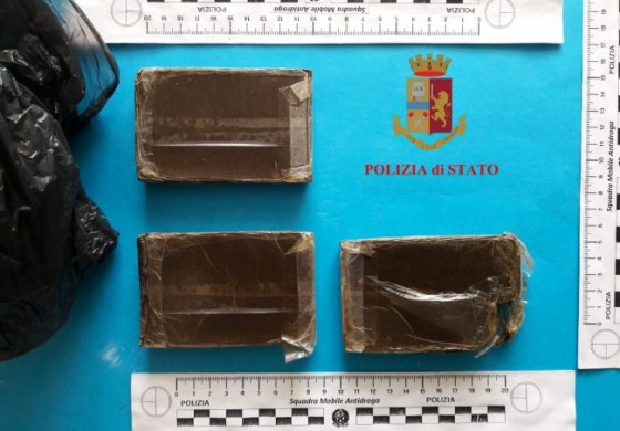 Arrestata ragazza per droga, Squadra Mobile sequestra 300 grammi di hashish