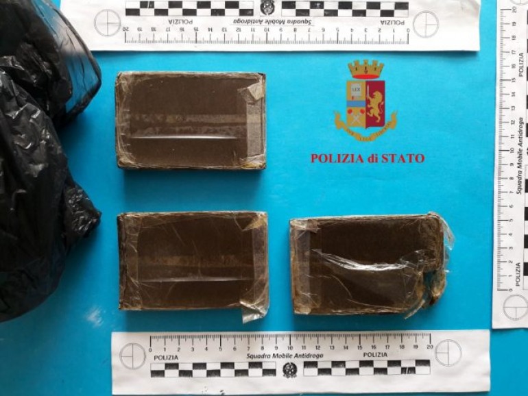 Arrestata ragazza per droga, Squadra Mobile sequestra 300 grammi di hashish