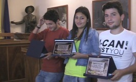 Consegnano ai carabinieri un portafoglio pieno di contanti. Premiati tre ragazzi di Castel di Sangro