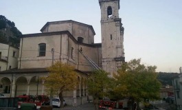 Vigili del fuoco in azione: pericolo api in Chiesa