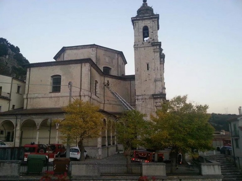 Vigili del fuoco in azione: pericolo api in Chiesa