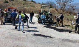 Rionero: strada dissestata, cittadini si improvvisano asfaltisti