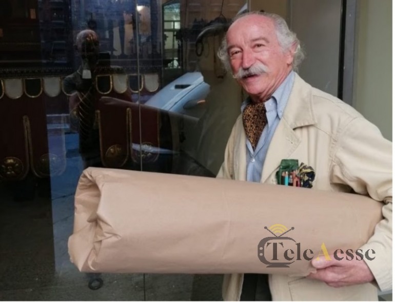 Il Maestro di Jullo ha consegnato il Drappellone di Provenzano al municipio di Siena