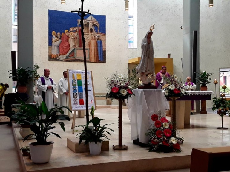 Festa dell’amicizia a Roma, l’abbraccio del vescovo Claudio Palumbo ai bagnolesi