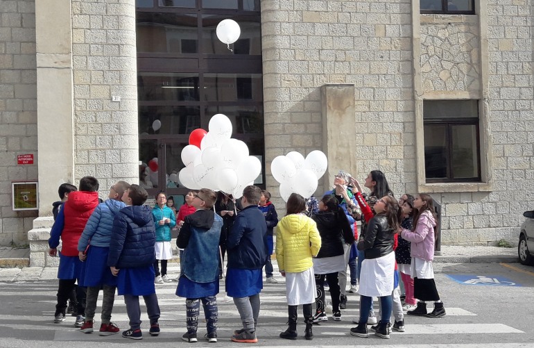 Agnone, palloncini bianchi in cielo: l’omaggio degli scolari delle primarie agli angeli di San Giuliano