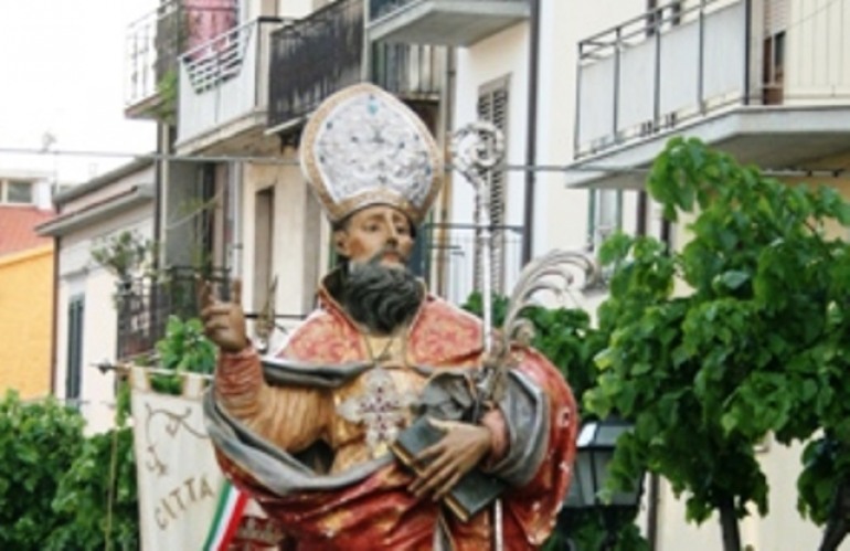 Succede ad Agnone: in processione la statua di san Benedetto per festeggiare il patrono san Cristanziano