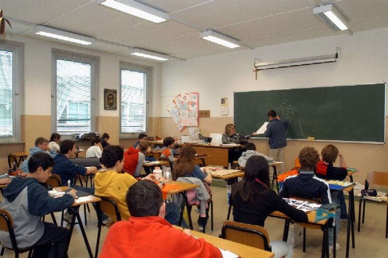 Chiusura delle scuole secondarie, sospese le attività scolastiche nella Regione Abruzzo