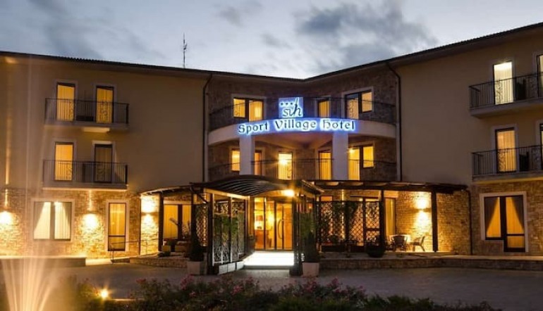 Sport Village Hotel di Castel di Sangro accoglie il vernissage “Arte candida come la neve”