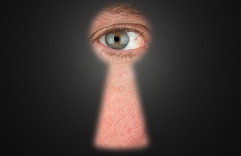 Stalking: Cos’è, Conseguenze Legali e Come Difendersi – Tutto sul Reato di Atti Persecutori”