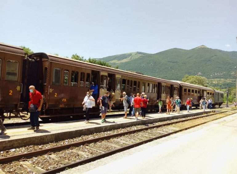 Transiberiana d’Italia, nuovi itinerari primaverili con il Treno Centoporte nel Parco della Maiella