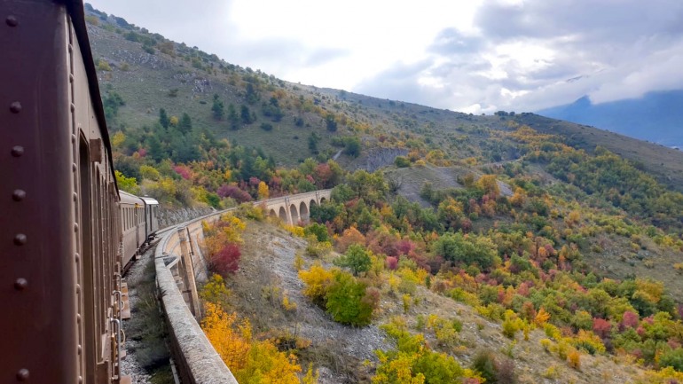 Alla scoperta del foliage autunnale con la “Transiberiana d’Italia”, il treno storico della Ferrovia dei Parchi