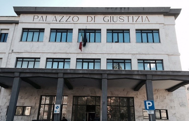 Da stalker a perseguitato, colpo di scena nel processo del gigolò di Castel di Sangro