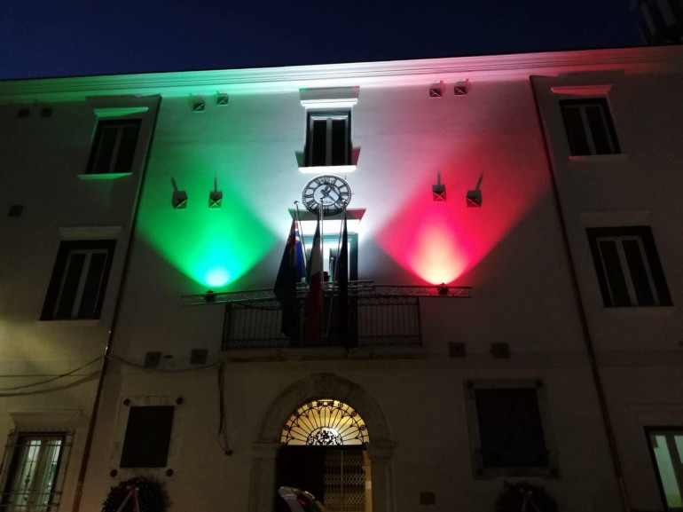 Capracotta, il Tricolore proiettato sul Comune per non dimenticare la distruzione dei tedeschi