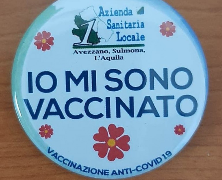 Vaccinazione Covid: dipendenti asl con la scritta “io mi sono vaccinato”, ecco le spillette