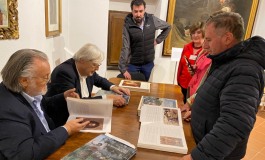 Vittorio Sgarbi visita a sorpresa Castel di Sangro nella notte: il Sindaco spalanca le porte dei Musei